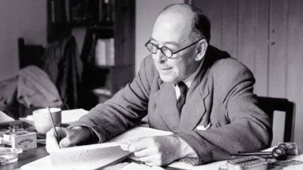 C.S.Lewis sigue siendo un escritor muy popular, por sus cuentos de Narnia, por sus libros de teología y por sus ensayos culturales firmes y divulgativos