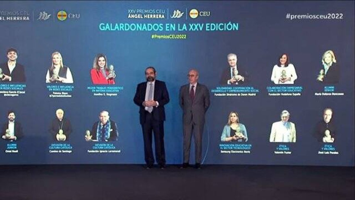 Alfonso Bullón de Mendoza, presidente de la Fundación Universitaria San Pablo CEU, con Javier Tello, su director general, durante la entrega de premios que se realizó de manera telemática.