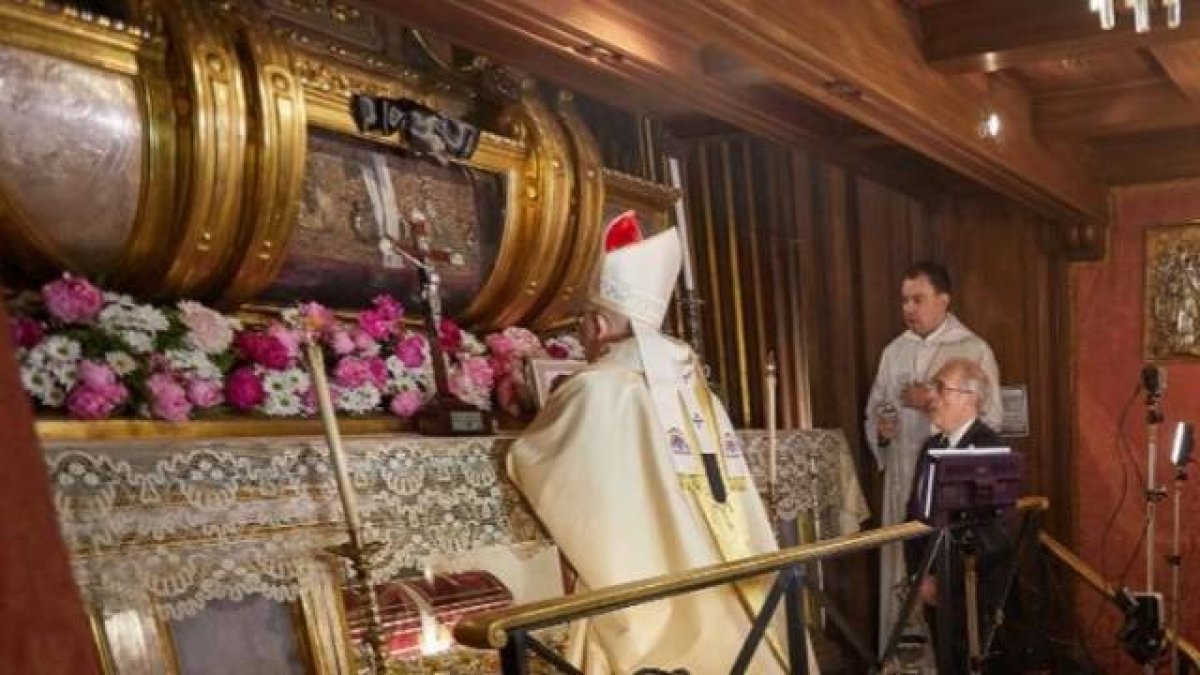 El cardenal Osoro, arzobispo de Madrid, reza ante el sepulcro de San Isidro, en la Real Congregación dedicada al santo en Madrid.