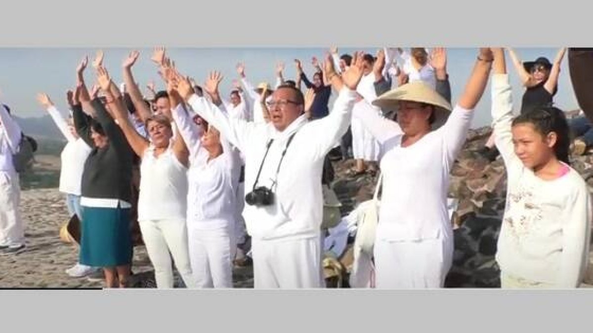 Muchos católicos ignorantes o supersticiosos suben a pirámides prehispánicas a hacer rituales con energías inexistentes