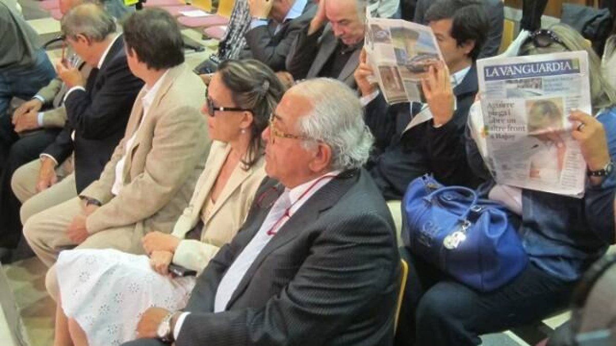 Morín y su esposa y socia en el juicio de 2012, con muchos otros acusados de abortos ilegales y falsificación de informes que tratan de taparse la cara