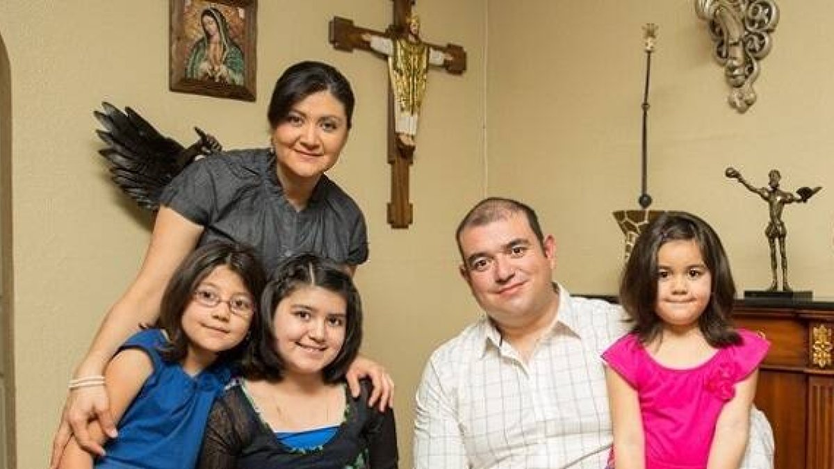 Padre, madre, hijos, unidos por un vínculo indisoluble y exclusivo, que respetan a los mayores y a otros parientes, pero no sometidos a un clan - el modelo católico de Occidente