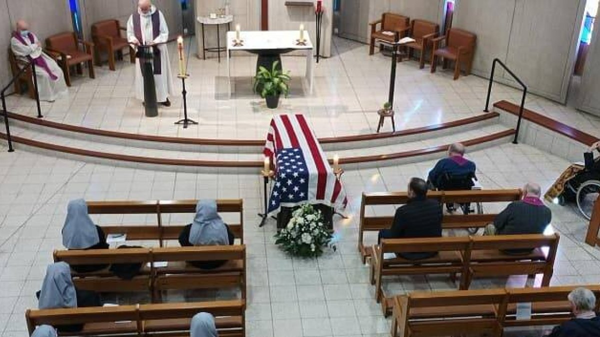 Mary Alm decidió ser Hermanita de los Pobres tras observarlas atender enfermos en Bretaña tras el desembarco de Normandia