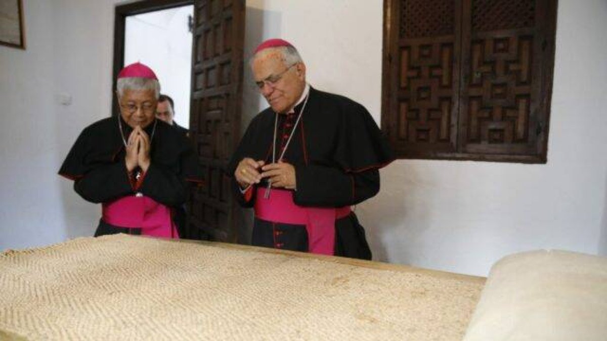 El prefecto de la Congregación para el Clero, Lazzaro You Heung Sik y el obispo de Córdoba Demetrio Fernández visitaron la casa de San Juan de Ávila durante la mañana de este 10 de mayo.