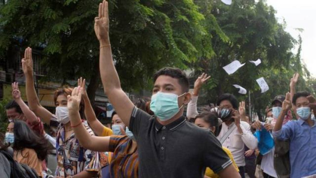 Manifestantes antigolpistas muestran el saludo de tres dedos durante una protesta en Yangon. Una tercera iglesia en el estado de Kayah, un bastión católico en el este de Myanmar, resultó dañada por el bombardeo del ejército el 6 de junio.