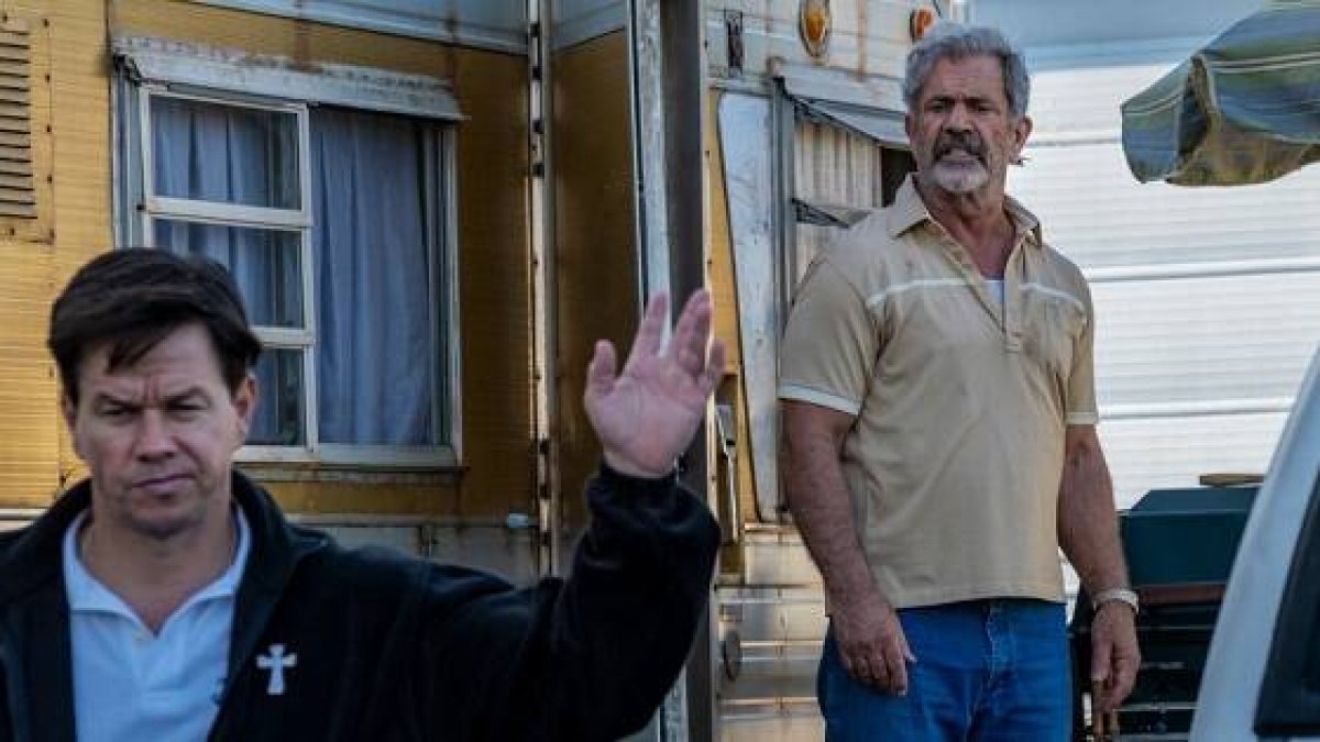 Mel Gibson y Mark Wahlberg, dos tipos duros católicos de Hollywood, en la historia del padre Stu y su familia herida