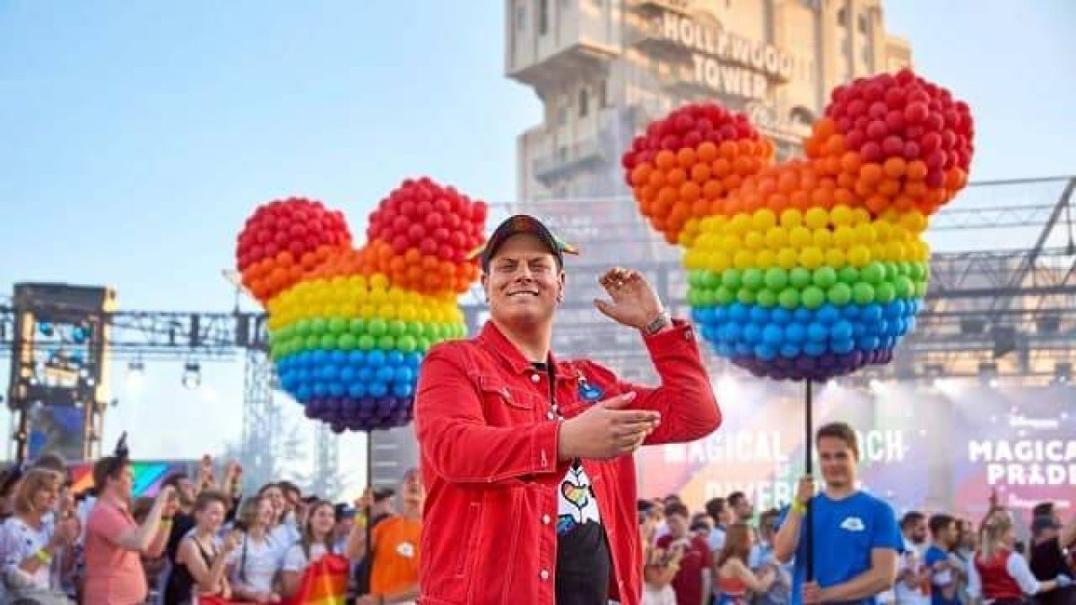 Disney ha hecho una clara apuesta por el adoctrinamiento LGTB. En la imagen, la celebración del Orgullo Gay en Disneyland París.