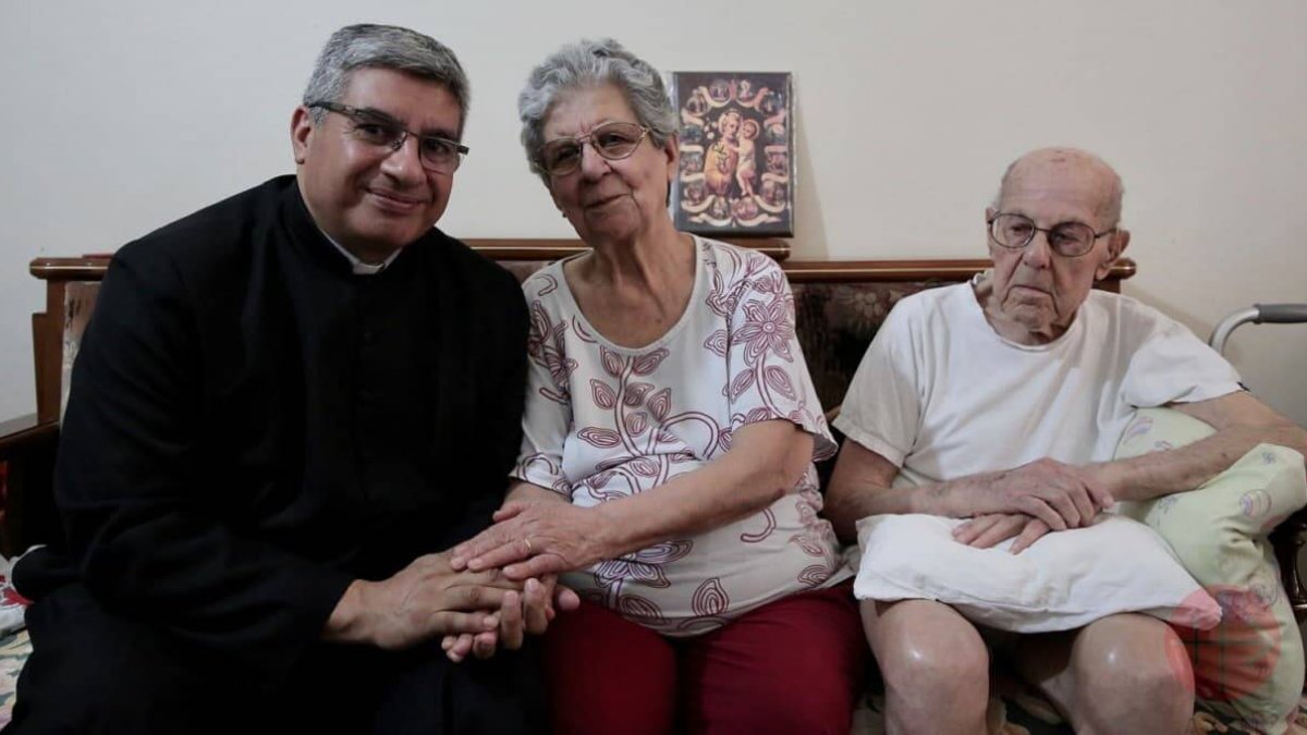 Moufida y Mousa sobreviven gracias a la comida que les lleva la parroquia. El domingo el sacerdote les lleva también la comunión / ACN