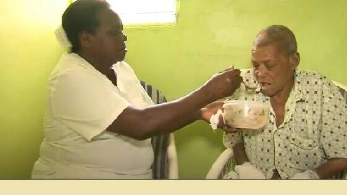 Uno de los pacientes en el centro de lepra de Nigua, República Dominicana, con las religiosas mercedarias