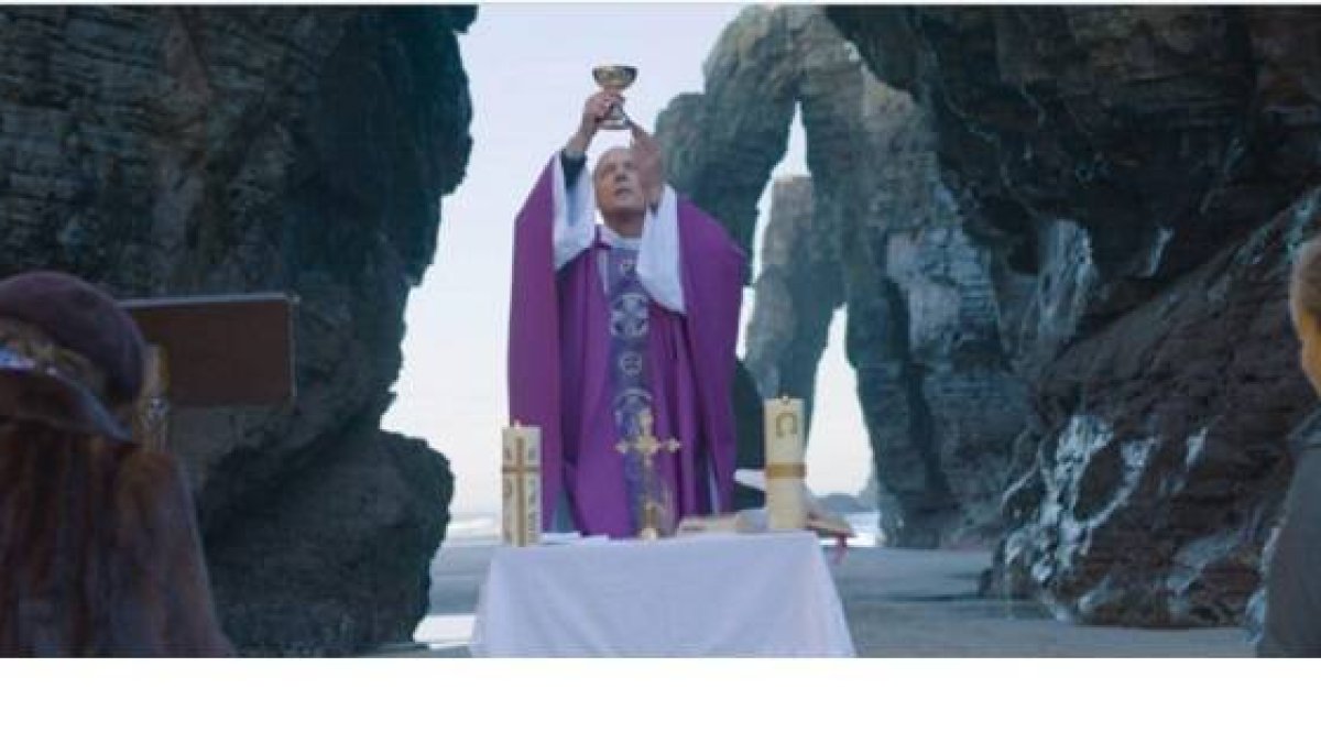 El padre Manglano celebra misa en El beso de Dios... y pasan cosas a nivel cósmico