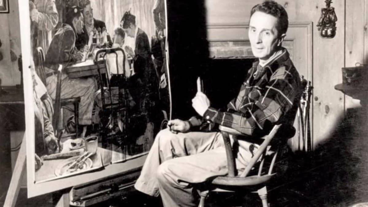 Norman Rockwell, en su estudio ante uno de sus cuadros de estampas familiares.