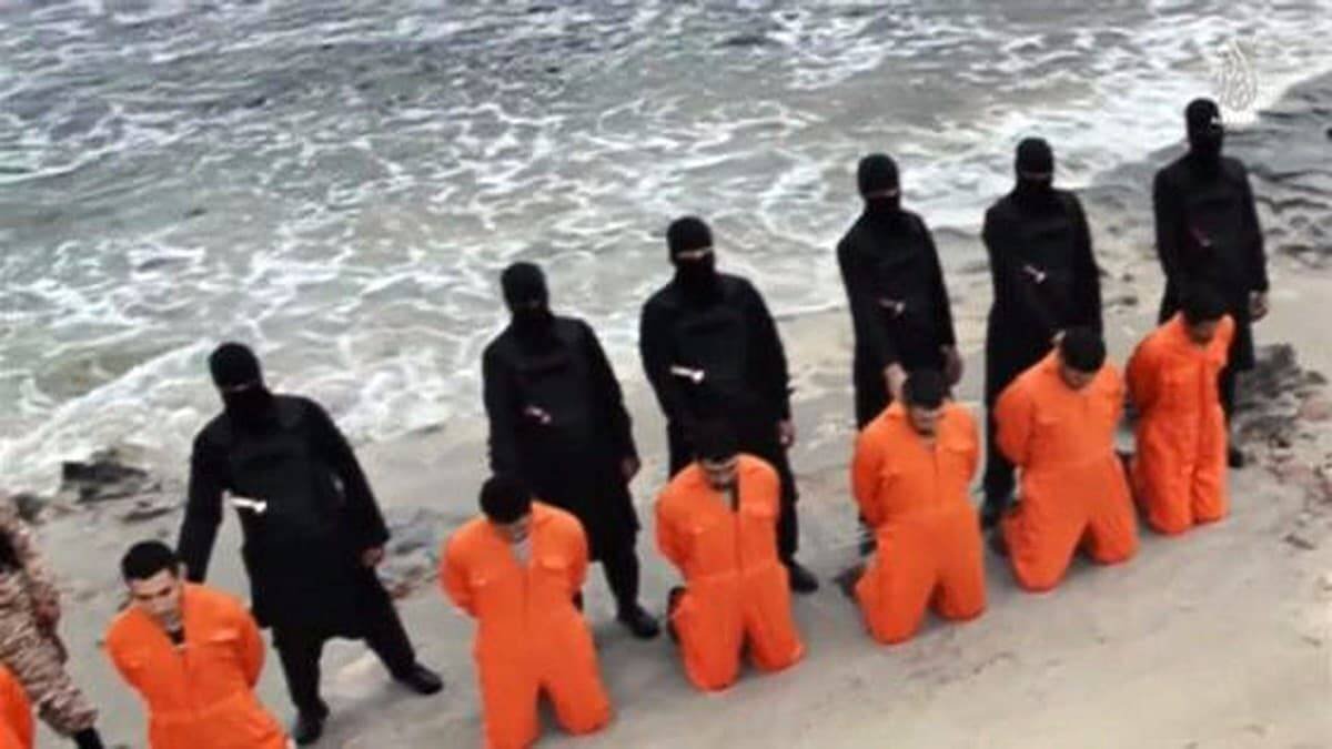 Los 21 mártires coptos de la playa de Libia daban testimonio de fe con su vida mucho antes de darlo con su sangre. Un reciente libro cuenta esa historia.