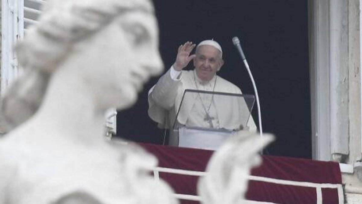 El Papa Francisco saluda en el Ángelus desde la ventana del Palacio Apostólico