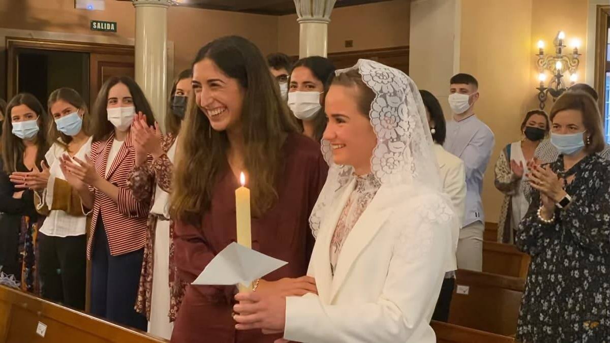 Fiona, el día de su Bautizo y Primera Comunión, acompañada de su amiga y madrina que la acompañó en este proceso / Captura de Youtube