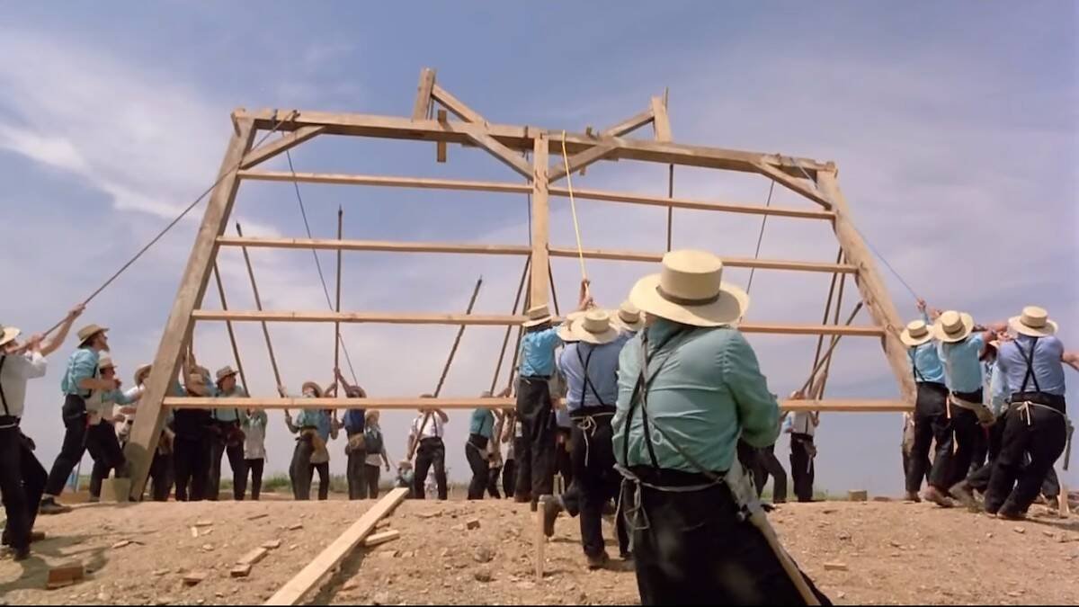 Crear comunidad en torno a las parroquias es algo más que juntarse para rezar. Imagen: Escena de la construcción de un granero por toda la comunidad en «Único testigo» (1985) de Peter Weir, con Harrison Ford y Kelly McGillis.