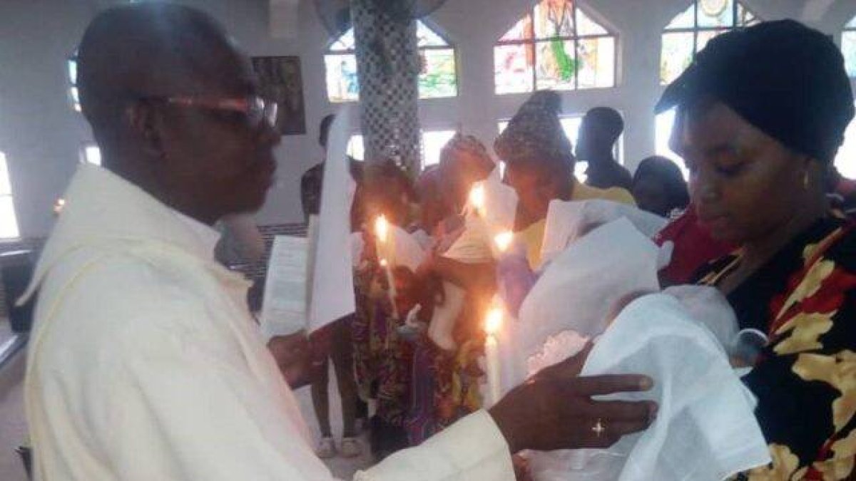 El sacerdote Joseph Aketeh Bako fue secuestrado en Nigeria entre el 18 y el 20 de abril: recientemente se ha confirmado su asesinato. (En la imagen, Bako imparte los sacramentos).