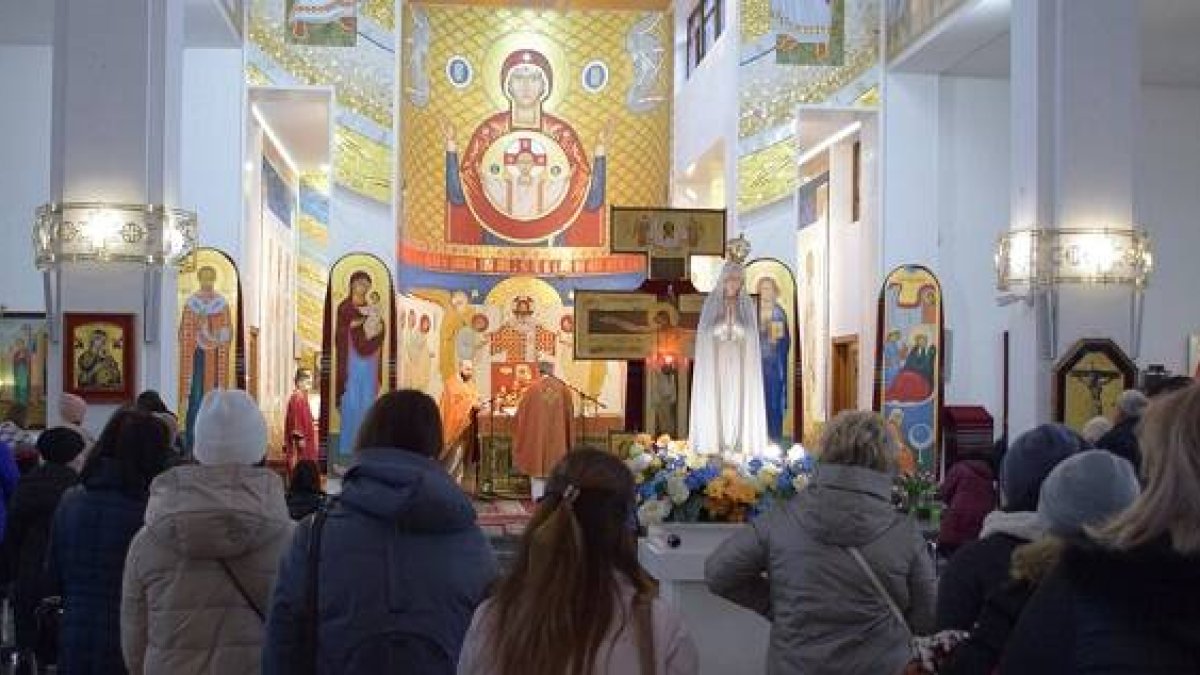 Imagen peregrina de la Virgen de Fátima en una parroquia grecocatólica en Leópolis, Ucrania... la consagración de Rusia y Ucrania alude a varias tradiciones
