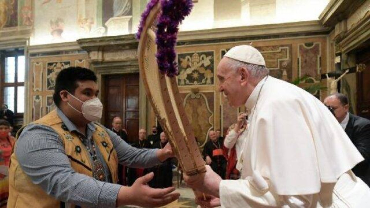 El Papa Francisco anuncia que este junio visitará a los indígenas de Canadá, meses después de la difusión del bulo de un probadamente falso