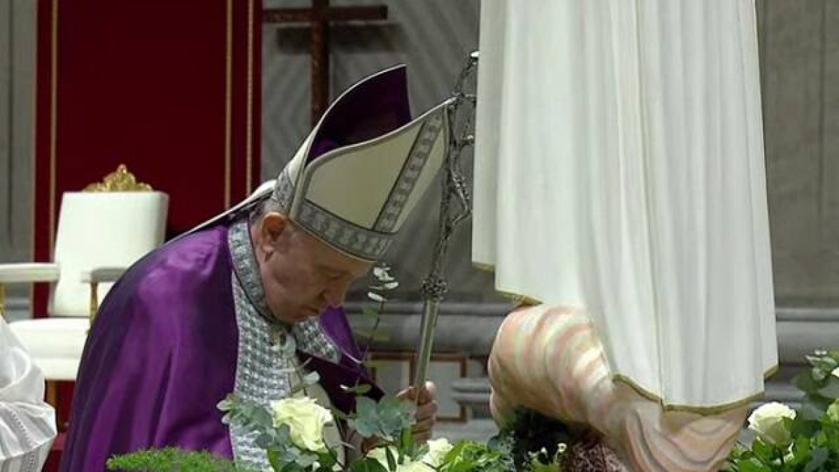 El Papa se inclina ante la imagen de la Virgen de Fátima antes de leer la consagración de Rusia y Ucrania al Inmaculado Corazón