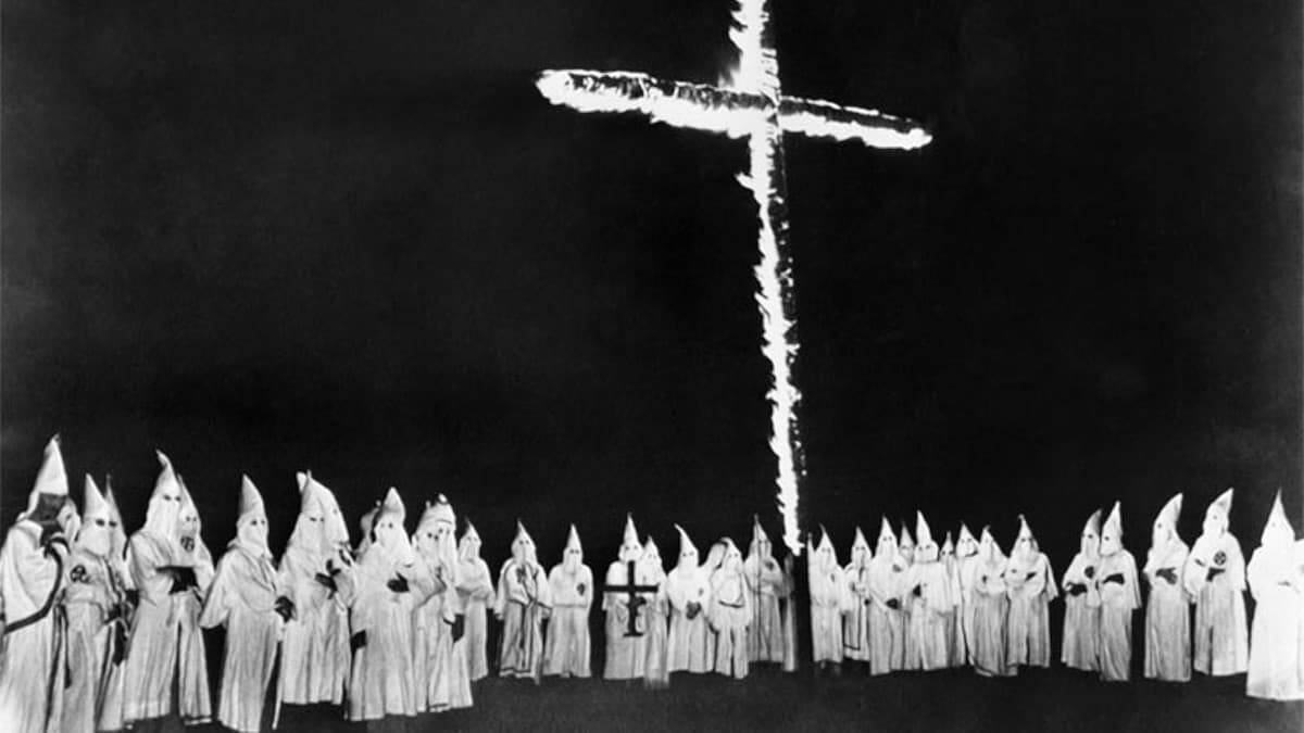 Tenida del Ku Klux Klan en Tennessee en 1948. La organización se caracterizaba por su odio a negros, judíos y católicos.