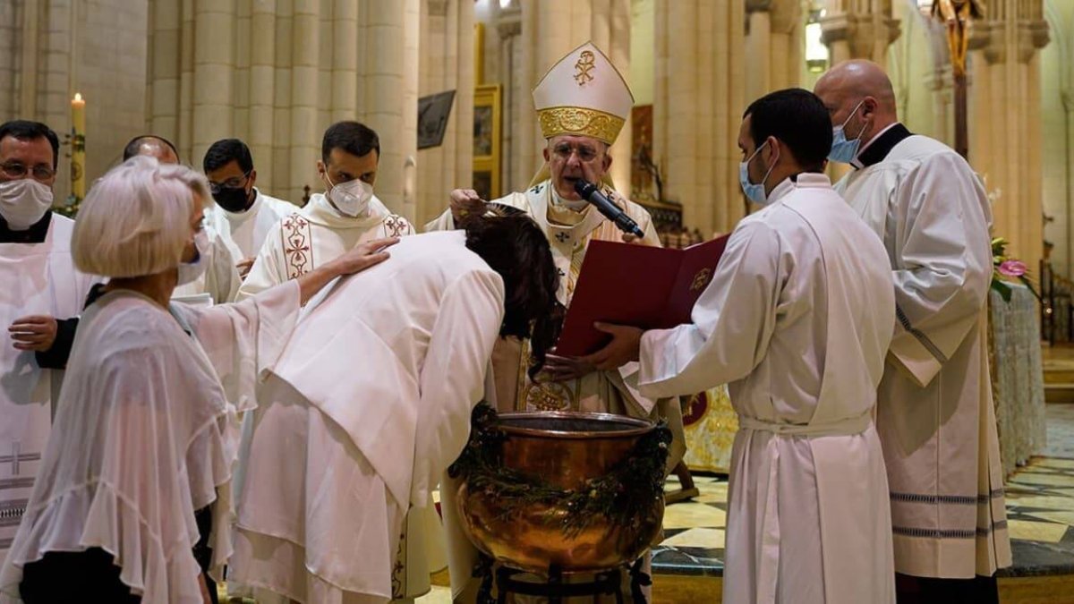 Ailyn recibió el bautismo en la catedral de la Almudena de Madrid en la pasada Vigilia Pascual / Fotos: Luis Millán