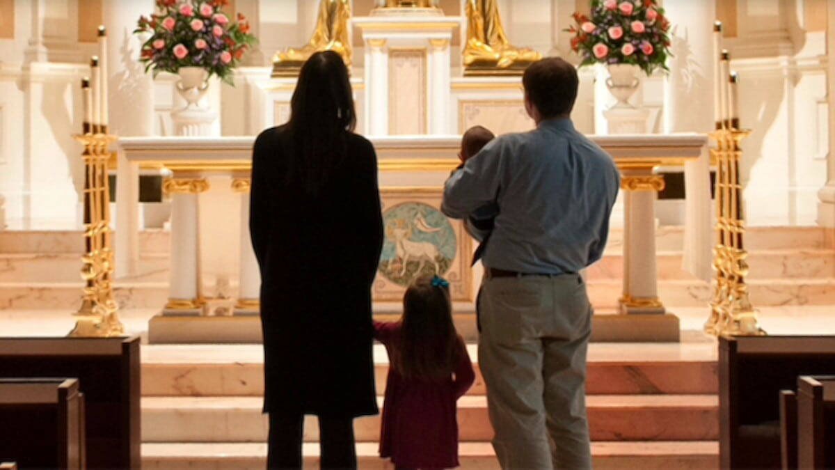 La oración en familia es el principio de la educación en la fe, porque la practica y da testimonio de ella.