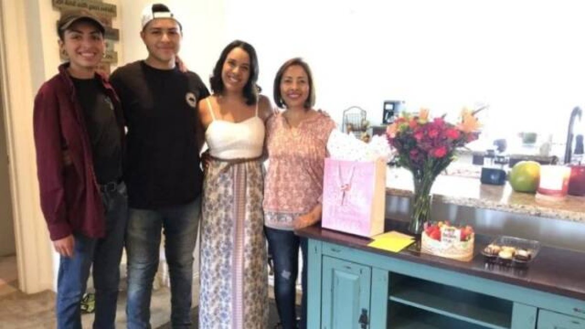 Con su trágica experiencia, Abby Martínez denuncia el fenómeno creciente en el que autoridades y escuelas ponen a los hijos en contra de sus padres para motivar el cambio de género.