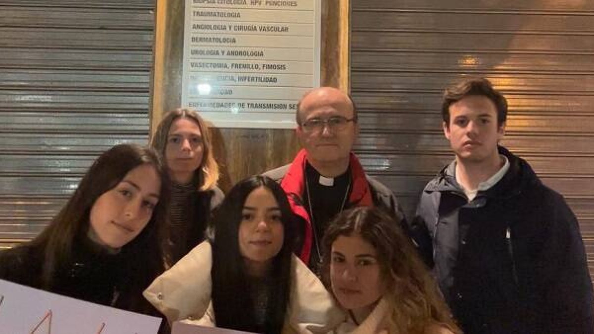 El obispo de Alicante, Munilla, con jóvenes de 40 Días por la Vida que rezan ante el abortorio local