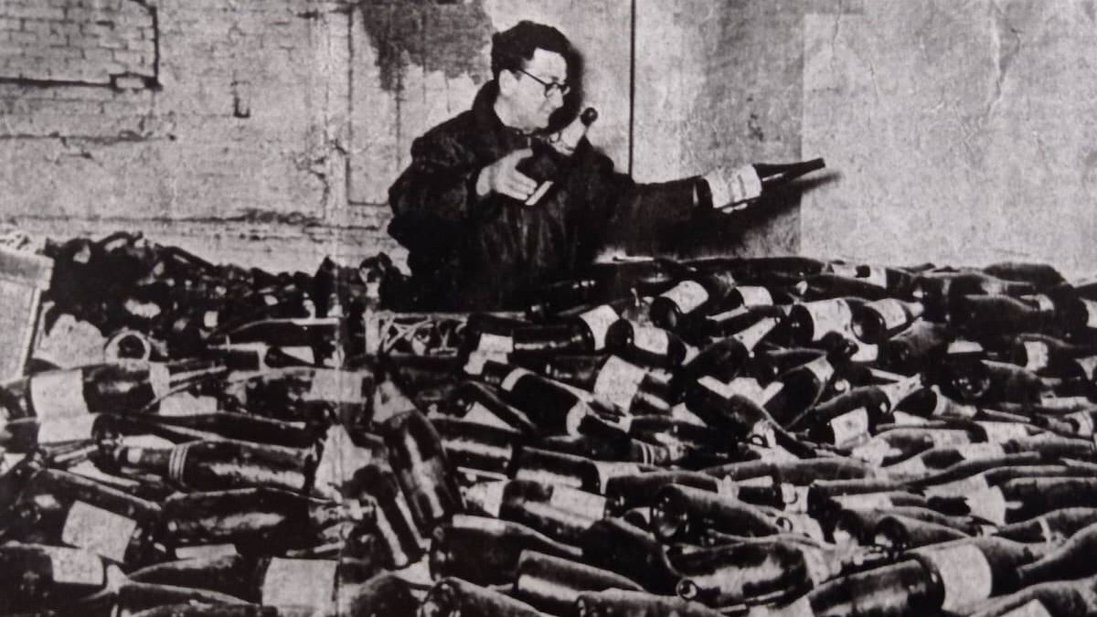 Don Joaquín Sancho fue conocido por reunir miles y miles de botellas para sacar fondos para construir viviendas para los más pobres.