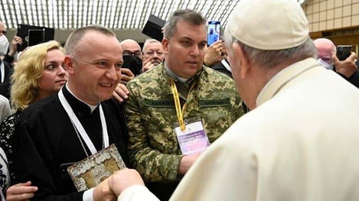 El Papa saludó al capellán, ataviado con ropa de camuflaje, que viajó a Roma como 