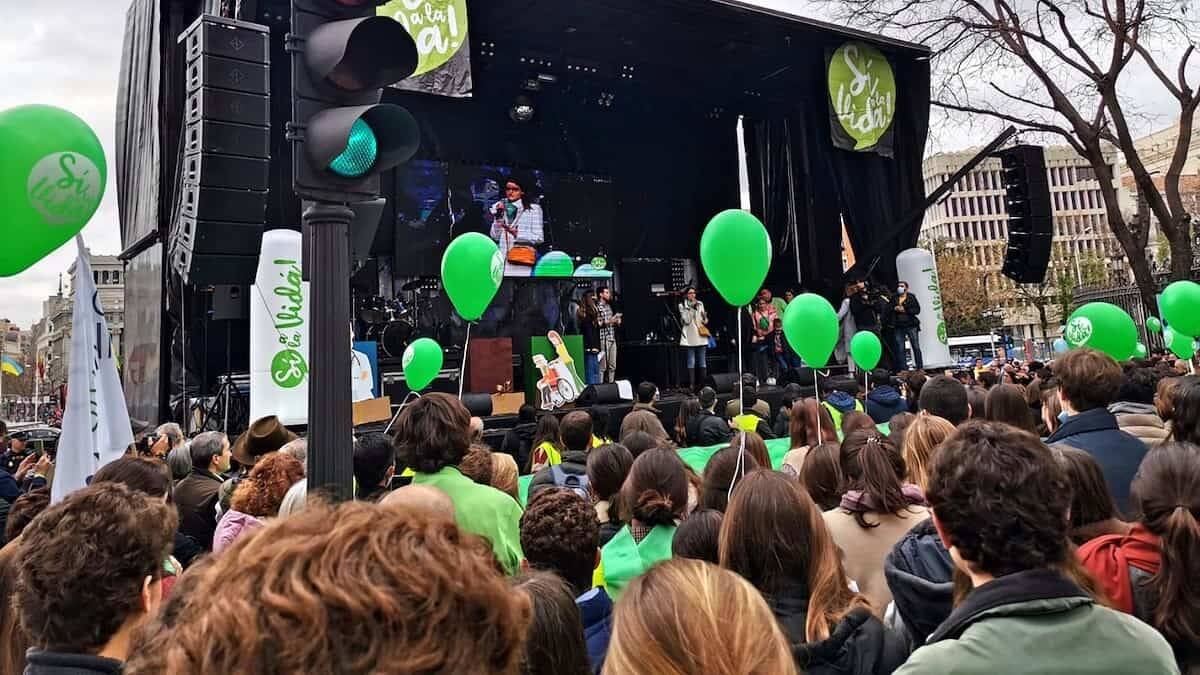 En el escenario de la cabeza de la concentración, canciones y testimonios llevaron el mensaje del respeto a la vida humana desde la concepción a su muerte natural. Foto: José María Carrera.