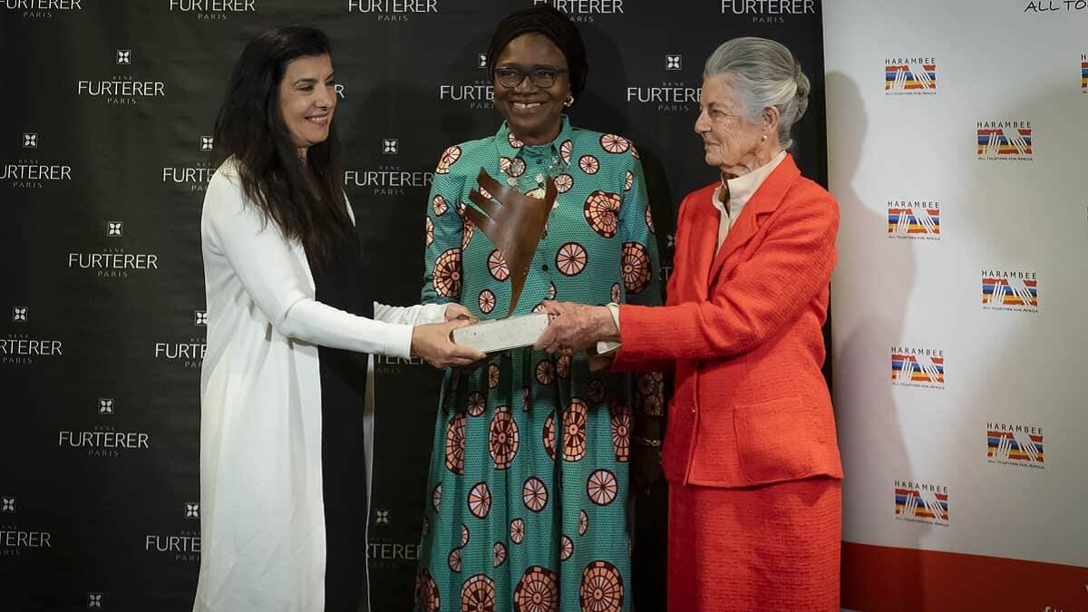 Su Alteza Real Teresa de Borbón y Mary Carmen Muiños, de Pierre Fabre Ibérica, entregan el Premio Harambee a Franca Ovadje