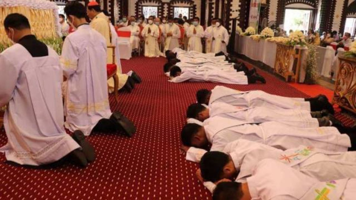 Los nuevos sacerdotes de Myanmar, ante el altar durante su ordenación en Yangon.