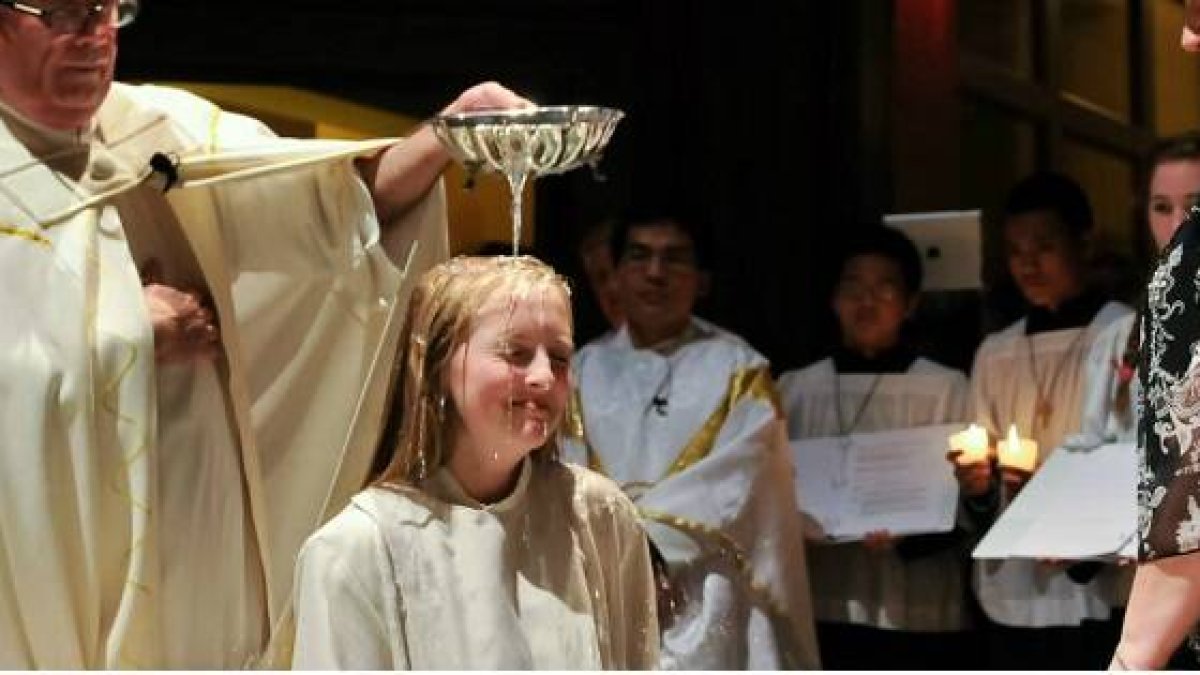 Bautizo de una adolescente en una parroquia católica de Estados Unidos - hay siempre algo de alegría en el alboroto del agua