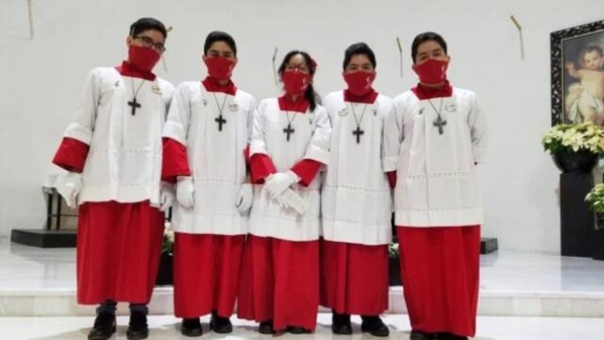 Los quintillizos Aaron, Aldo, Alonso, Andrés y Mariel Rodríguez Morales, en la parroquia de Nuestra Señora de la Esperanza en Querétaro (México).