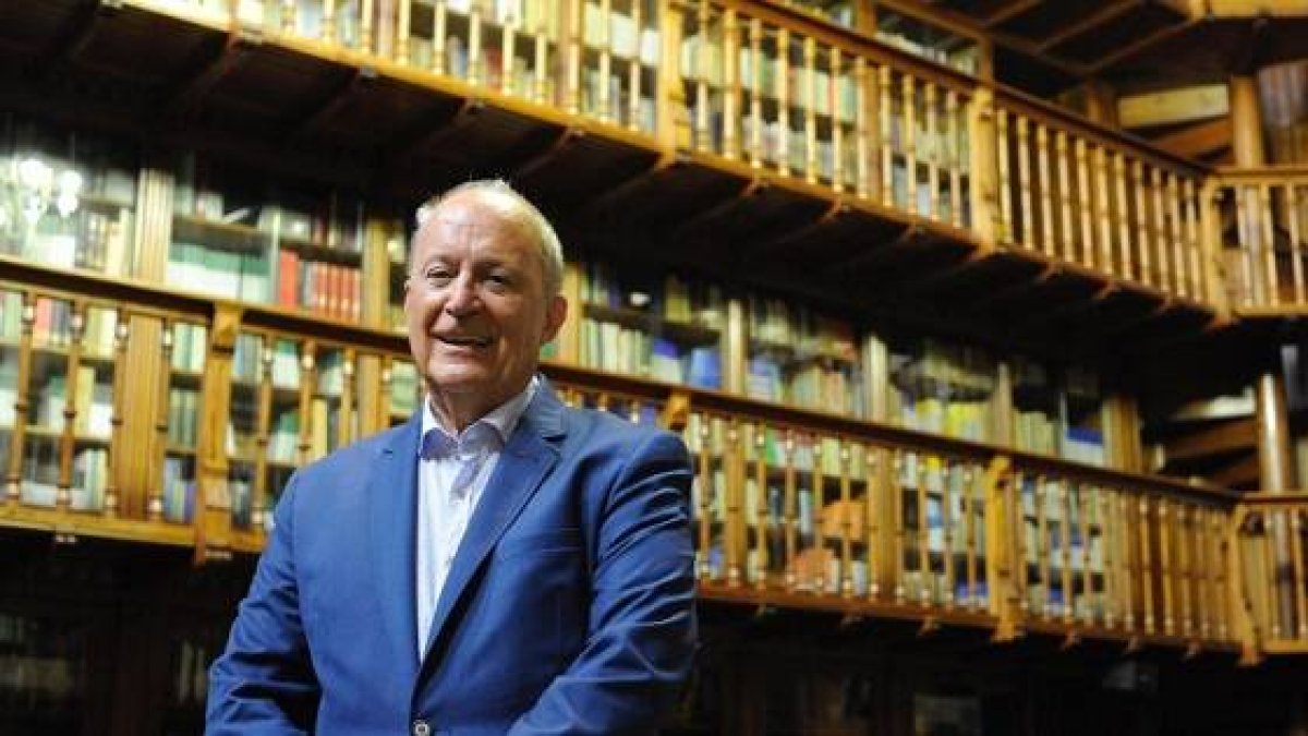 El historiador y jesuita Fernando García de Cortázar, rodeado de libros - ha fallecido el 3 de julio de 2022