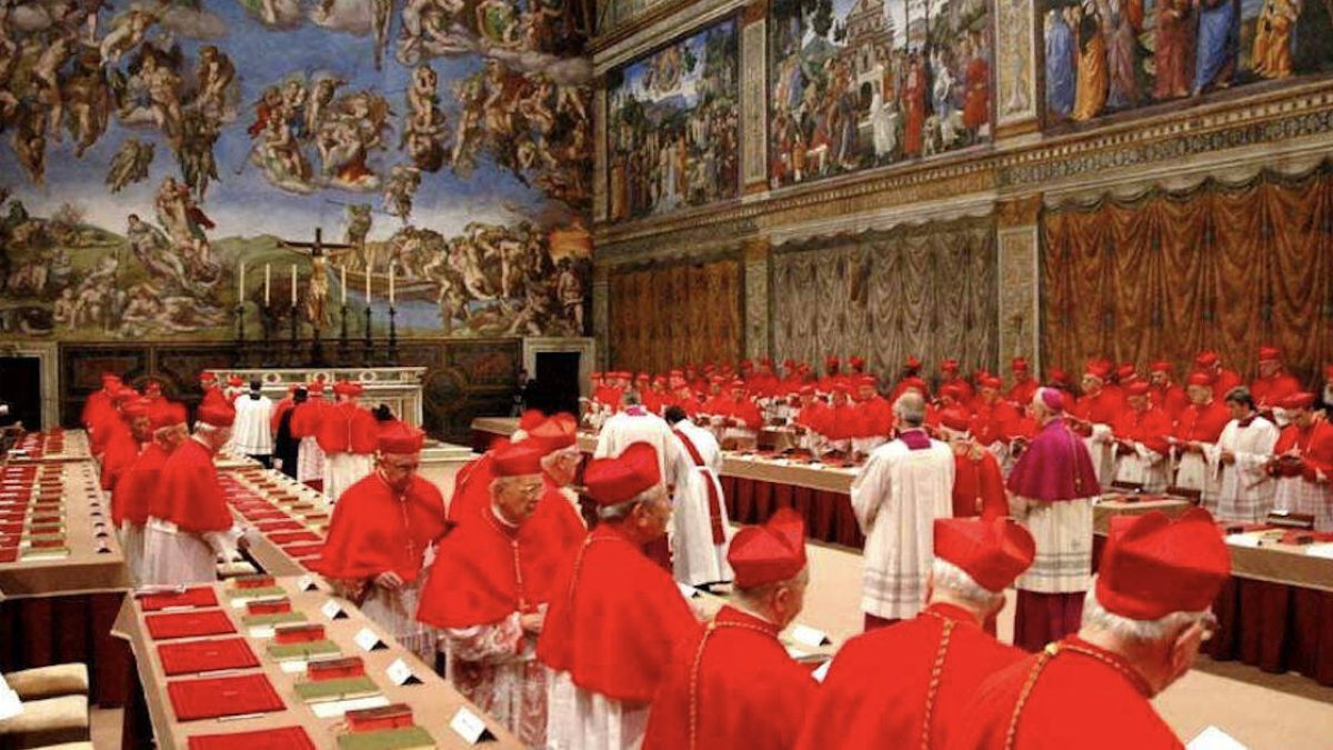 La Iglesia está apunto de dar comienzo al cónclave, un sistema casi milenario de elección de papas cargado de un grandísimo simbolismo. Los cardenales electores permanecerán encerrados durante días sin poder contar nunca lo que allí ocurre.