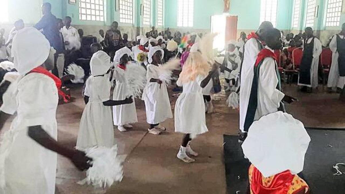 El rito zaireño o congoleño tiene algunas particularidades como sus cantos o danzas que lo hacen muy llamativo