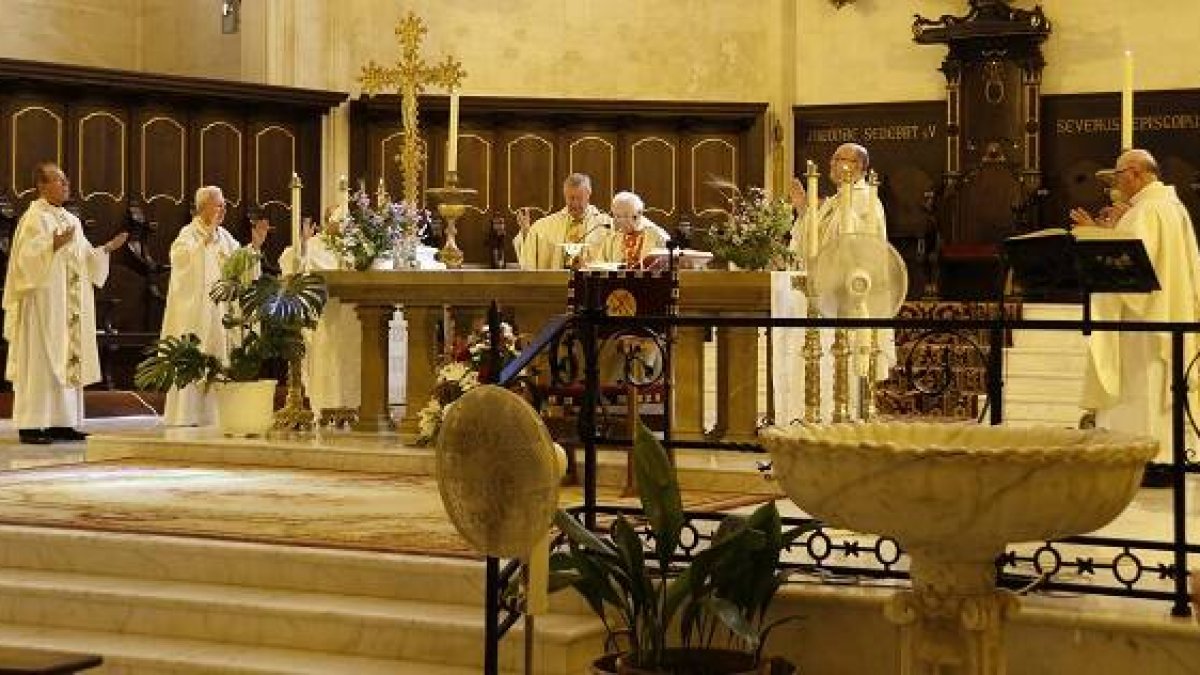 Obispos de Baleares y Comunidad Valenciana celebran misa en la catedral de Menorca, presidida por el cardenal Cañizares