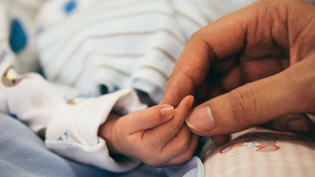 Entre la madre y su hijo no puede haber un conflicto de derechos, porque no existe del derecho de matar. Solo existe el derecho del hijo a nacer. Foto: Aditya Romasa / Unsplash.