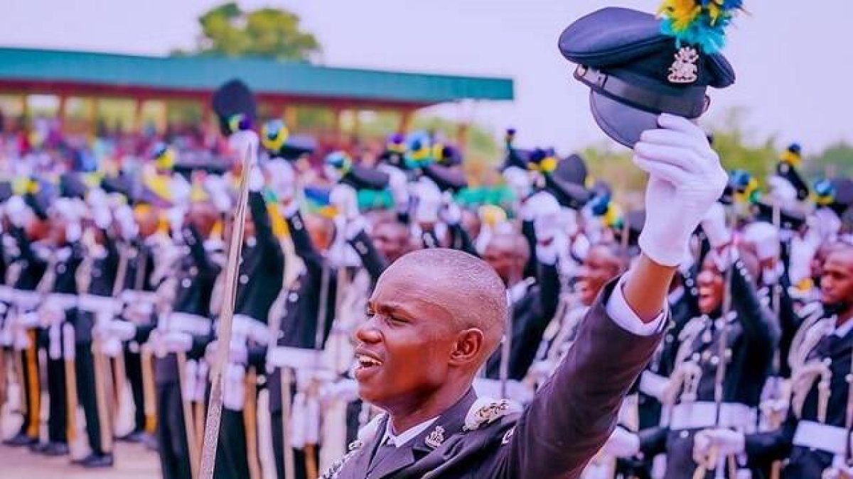 Policías nigerianos de celebración... pero les queda mucho por hacer contra la ola de secuestros