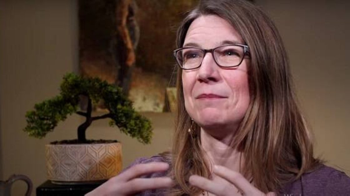 La pintora Michelle Paine cuenta su testimonio de conversión al catolicismo, con una experiencia espiritual en una misa