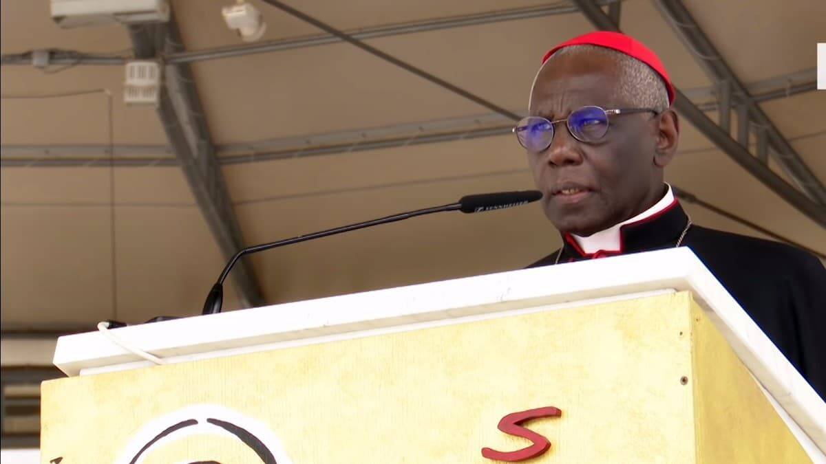 El cardenal Robert Sarah (en la imagen, durante su intervención del pasado verano en Medjugorje) anima a los cristianos a tener una vida espiritual intensa y activa mediante la oración y los sacramentos.