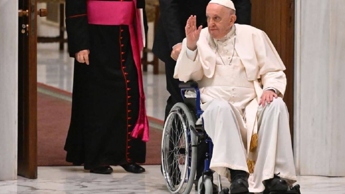 El Papa ha tenido que acudir a varios actos públicos en silla de ruedas debido a sus problemas de rodilla / Vatican Media