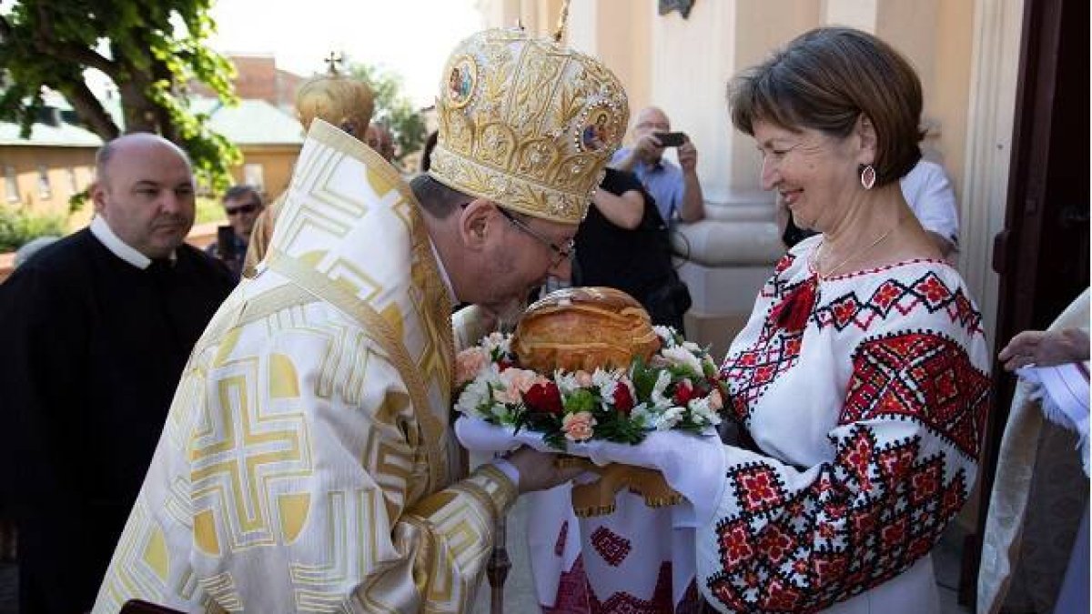 Ofrecen al arzobispo mayor Shevchuk el pan y la sal, signo tradicional eslavo de hospitalidad
