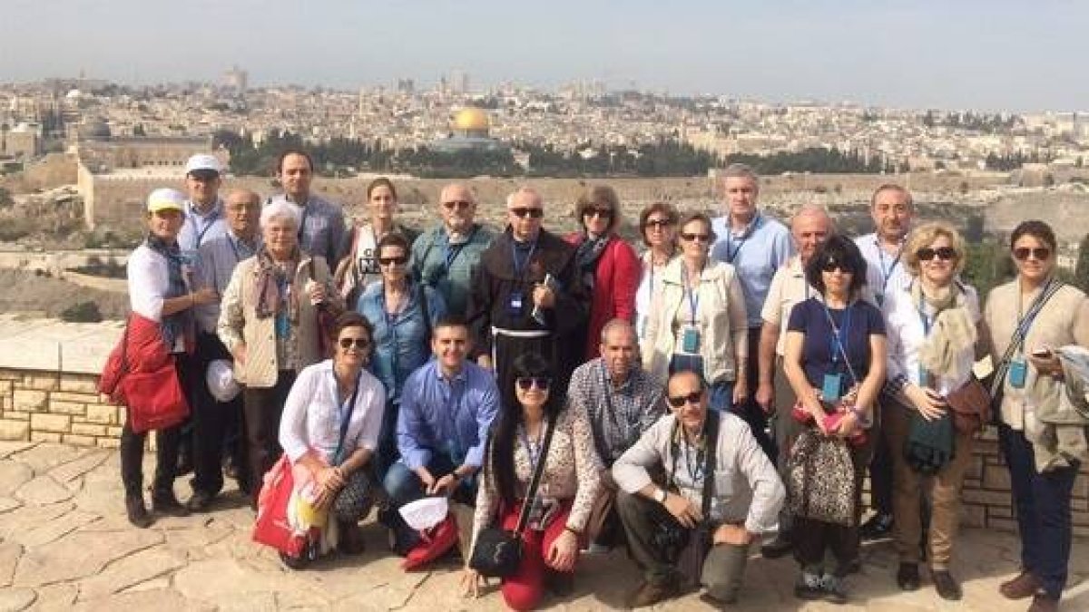Fray Emérito Merino en Jerusalén con peregrinos de Talavera de la Reina