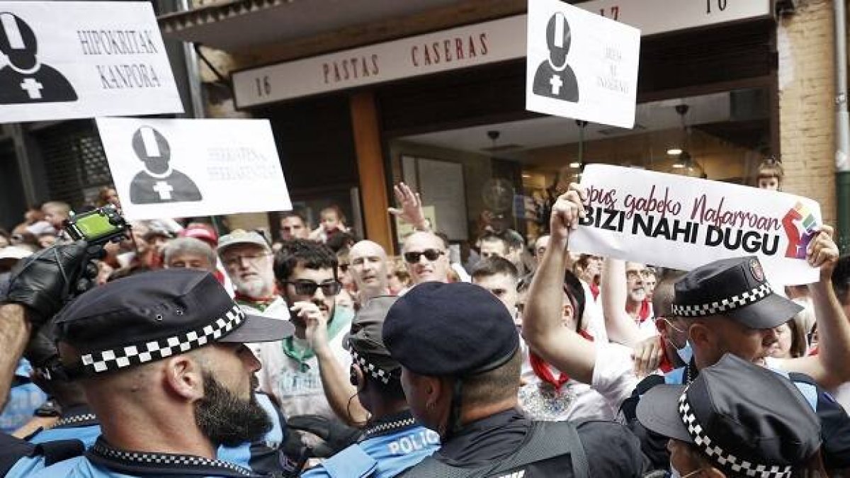 Agresión contra la procesión de San Fermín en Pamplona - carteles que representan un obispo con el texto Hipócritas o Iréis al Infierno - foto de Efe de Jesús Diges