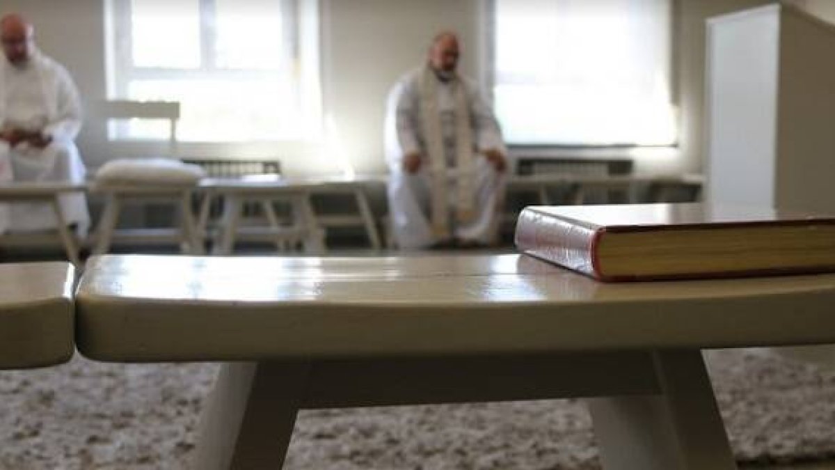 Un sacerdote revestido y un libro de oración... el Señor puede pedir una parada para pensar y servirle mejor