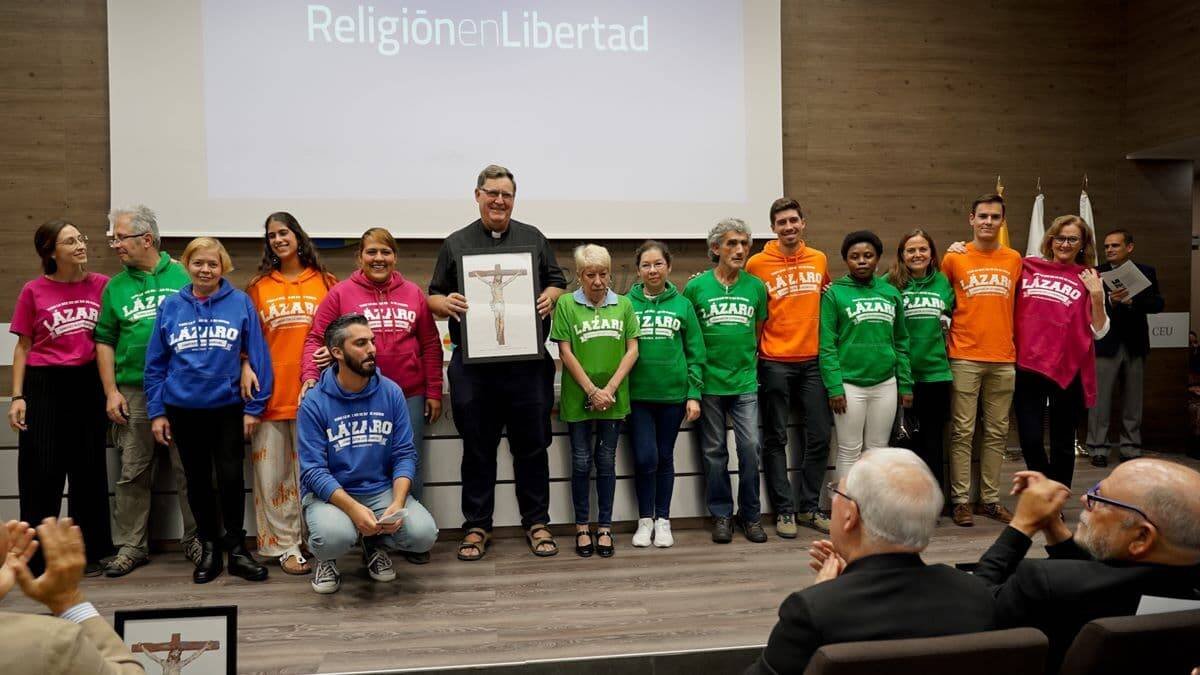 El sacerdote Álvaro Cárdenas recibió el Premio Religión en Libertad en nombre de todos los hermanos de Hogares Lázaro.