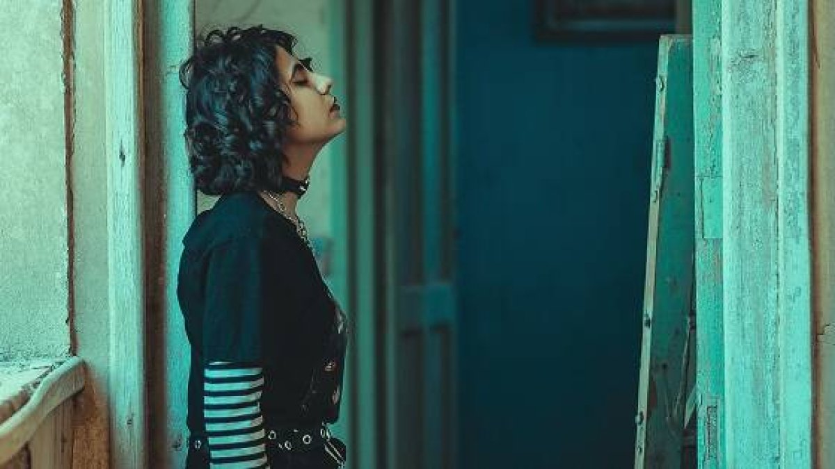 Joven sola y agobiada, foto de Elyas Pasban para Unsplash